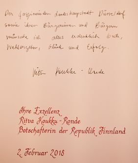 Eintrag der finnischen Botschafterin im Goldenen Buch der Stadt; Foto: Gstettenbauer