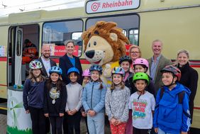 Christian Finke, Rheinbahn, Katrin Hegemann, Verkehrswacht, Lookie, Polizeipräsidentin Miriam Brauns, Andrè Ernst, Schulamt, Amtsleiterin Katharina Metzker, Amt für Verkehrsmanagement (o.v.l.) und GGS Vennhauser Allee, Foto: Schaffmeister