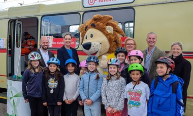 Christian Finke, Rheinbahn, Katrin Hegemann, Verkehrswacht, Lookie, Polizeipräsidentin Miriam Brauns, Andrè Ernst, Schulamt, Amtsleiterin Katharina Metzker, Amt für Verkehrsmanagement (o.v.l.) und GGS Vennhauser Allee, Foto: Schaffmeister