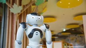 Foto vom humanoiden NAO Roboter in der Kinderbibliothek