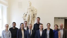 Sechs junge Teilprojektleiter der Qualitätsoffensive der Rheinbahn hat Oberbürgermeister Thomas Geisel am Dienstag, 11. Juni, im Rathaus zu einem Kennenlerngespräch begrüßt. Foto: Wilfried Meyer