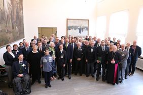 Bürgermeister Josef Hinkel (M.) begrüßte am Freitag, 15. Mai 2026, eine internationale Delegation des Lazarus-Orden im Jan-Wellem-Saal des Düsseldorfer Rathauses, Foto: Lammert