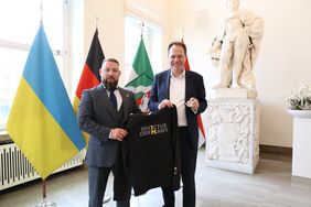 OB Dr. Stephan Keller (r.) hat am Freitag, 12. Juni 2026, den stellvertretenden Minister für Veteranenangelegenheiten der Ukraine, Ruslan Prykhodko, anlässlich der Invictus Games im Jan-Wellem-Saal des Rathauses empfangen. Foto: LHD/Ingo Lammert