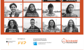 Acht schwarzweiß Portraitfotos von jungen Menschen mit Migrationshintergrund in einer Collage.