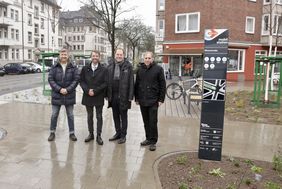Offizielle Inbetriebnahme der neuen Mobilitätsstation an der Römerstraße mit (v.l.) Rolf Neumann, Dr. David Rüdiger (beide CMD), Oberbürgermeister Dr. Stephan Keller und Mobilitätsdezernent Jochen Kral. © Landeshauptstadt Düsseldorf/Ingo Lammert
