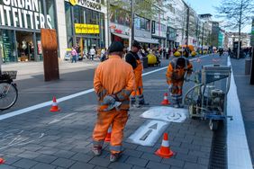 Die Landeshauptstadt Düsseldorf hat am Dienstag, 1. April 2025, mit der Weißeinfärbung der taktilen Leitstreifen entlang der Schadowstraße begonnen. Außerdem werden die Fahrradpiktogramme mit Richtungspfeilen auf der Schadowstraße aufgefrischt. © Landeshauptstadt Düsseldorf/Uwe Schaffmeister