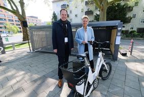 Foto von Ina Brandes, Verkehrsministerin des Landes Nordrhein-Westfalen, und Oberbürgermeister Dr. Stephan Keller an der neuen Mobilstation in Düsseldorf.. 