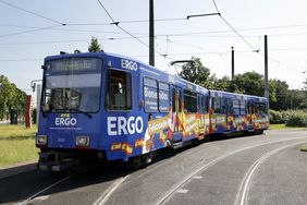 Mit einer Sonderfolierung gratulieren die Landeshauptstadt Düsseldorf und das Versicherungsunternehmen ERGO jetzt den Siegern des Turniers, dem neuen Europameister Spanien © Landeshauptstadt Düsseldorf, Ingo Lammert 