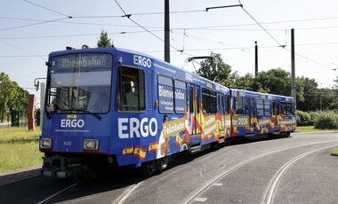 Mit einer Sonderfolierung gratulieren die Landeshauptstadt Düsseldorf und das Versicherungsunternehmen ERGO jetzt den Siegern des Turniers, dem neuen Europameister Spanien © Landeshauptstadt Düsseldorf, Ingo Lammert 