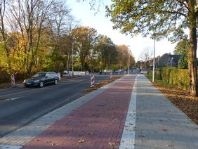 Foto vom Zweirichtungsradweg im Kreuzungsbereich Eller Kamp und Kamper Weg