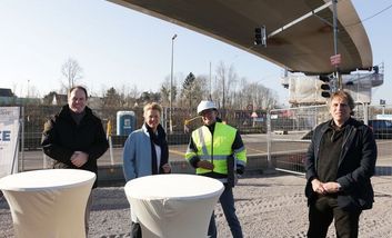 Stephan Ueter, Amt für Brücken-, Tunnel- und Stadtbahnbau (2.v.r.), stellt Oberbürgermeister Dr. Stephan Keller, Verkehrsministerin Ina Brandes und dem Mobilitätsdezernenten Jochen Kral Einzelheiten zum Baufortgang an der U 81 vor. Foto: Ingo Lammert 