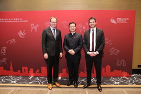 Oberbürgermeister Dr. Stephan Keller (v.l.) mit Yong Yu, Generalkonsul der Volksrepublik China, und Paul Höller, Staatssekretär im Ministerium für Wirtschaft, Industrie, Klimaschutz und Energie des Landes NRW. © Landeshauptstadt Düsseldorf, Ingo Lammert 