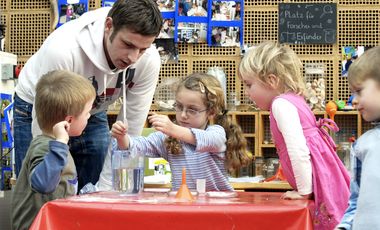 Pädagogen begleiten die Kinder beim Forschen und Experimentieren
