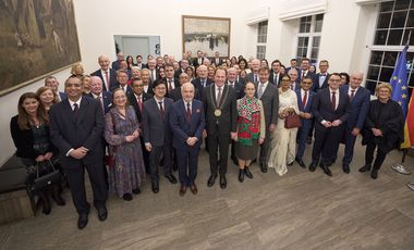 Mehr als 40 Vertreterinnen und Vertreter des Konsularischen Korps sowie ihre Begleitungen kamen am Donnerstag, 15. Januar 2026, zum Neujahrsempfang von Oberbürgermeister Dr. Stephan Keller in den Jan-Wellem-Saal des Düsseldorfer Rathauses. ©Stadt Düsseldorf/Claus Langer