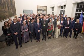 Mehr als 40 Vertreterinnen und Vertreter des Konsularischen Korps sowie ihre Begleitungen kamen am Donnerstag, 15. Januar 2026, zum Neujahrsempfang von Oberbürgermeister Dr. Stephan Keller in den Jan-Wellem-Saal des Düsseldorfer Rathauses. ©Stadt Düsseldorf/Claus Langer