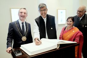 Nobelpreisträger Kailash Satyarthi (2.v.l.) beim Eintrag in das Goldene Buch der Stadt. Neben ihm links: Oberbürgermeister Thomas Geisel, rechts: seine Gattin Sumedha Satyarthi und Anisur Rahman, Vorstandsvorsitzender der Ursula Rahman Stiftung, Foto: Michael Gestettenbauer.