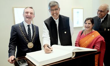 Nobelpreisträger Kailash Satyarthi (2.v.l.) beim Eintrag in das Goldene Buch der Stadt. Neben ihm links: Oberbürgermeister Thomas Geisel, rechts: seine Gattin Sumedha Satyarthi und Anisur Rahman, Vorstandsvorsitzender der Ursula Rahman Stiftung, Foto: Michael Gestettenbauer.