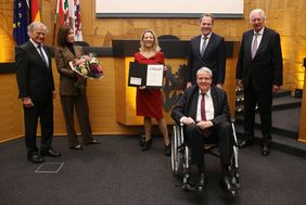 Oberbürgermeister Dr. Stephan Keller (2.v.r. hinten), Prof. Coordt von Mannstein (l.), Yasmin Klüh (2.v.l.), Prof. Dr. Jörg Hacker (2.v.r. vorne) und Hans-Joachim Driessen (r.) mit Preisträgerin Prof. Dr. Antje Boetius (3.v.l.); Foto: Landeshauptstadt Düsseldorf/David Young