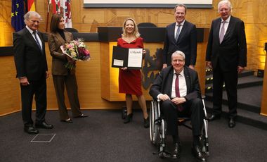 Oberbürgermeister Dr. Stephan Keller (2.v.r. hinten), Prof. Coordt von Mannstein (l.), Yasmin Klüh (2.v.l.), Prof. Dr. Jörg Hacker (2.v.r. vorne) und Hans-Joachim Driessen (r.) mit Preisträgerin Prof. Dr. Antje Boetius (3.v.l.); Foto: Landeshauptstadt Düsseldorf/David Young