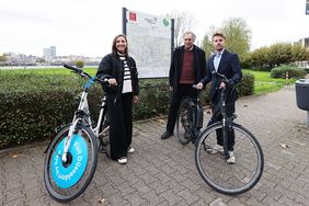 Stellten die neuen Knotenpunkttafeln mit Übersichtskarten am Donnerstag, 23. Oktober 2025, vor (v.l.): Jessica Mochnik, Projektleitung Radtourismus bei Visit Düsseldorf, Mobilitäts- und Umweltdezernent Jochen Kral und Patrick Schumann, Radregion Rheinland e. V.  © Landeshauptstadt Düsseldorf / David Young