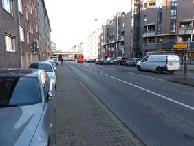 Foto von einem Radweg im Seitenraum entlang der Oberbilker Allee.