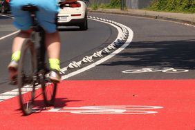 Foto vom neuen, baulich getrennten Radweg auf der Karlsruher Straße