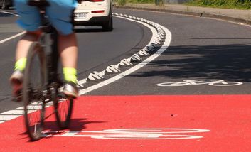 Foto vom neuen, baulich getrennten Radweg auf der Karlsruher Straße