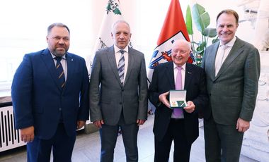 Herbert Rubinstein (2.v.r.) wurde am Donnerstag, 19. Juni 2025, im Beisein von OB Dr. Stephan Keller (r.) die Medaille "Zum Ruhm von Czernowitz" ("Na slavu Chernivtsiv") durch Roman Klitschuk (2.v.l.), Bürgermeister von Czernowitz, verliehen. ©Landeshauptstadt Düsseldorf / David Young