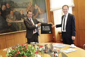 Bundesentwicklungsminister Dr. Gerd Müller (rechts) und OB Dr. Stephan Keller besuchten das Klimamobil am Rathaus