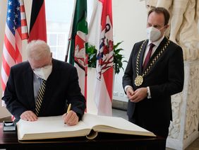 Woodward Clark Price (l.), Geschäftsträger a.i. der Botschaft der Vereinigten Staaten von Amerika, trug sich bei seinem Besuch im Rathaus ins Goldene Buch der Landeshauptstadt Düsseldorf ein. Foto: Wilfried Meyer