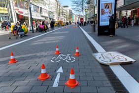 Die Landeshauptstadt Düsseldorf hat am Dienstag, 1. April 2025, mit der Weißeinfärbung der taktilen Leitstreifen entlang der Schadowstraße begonnen. © Landeshauptstadt Düsseldorf/Uwe Schaffmeister