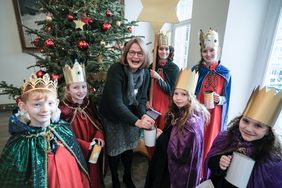 Bürgermeisterin Klaudia Zepuntke (M.) füllte die Sammelbüchsen der Sternsinger im Jan-Wellem-Saal, Foto: Gstettenbauer.