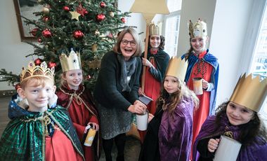 Bürgermeisterin Klaudia Zepuntke (M.) füllte die Sammelbüchsen der Sternsinger im Jan-Wellem-Saal, Foto: Gstettenbauer.