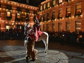 Auf dem Marktplatz teilte Sankt Martin seinen Mantel mit dem Bettler, Foto: Meyer.