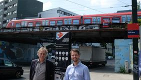 Mobilitätsdezernent Jochen Kral und Dr. David Rüdiger, Geschäftsführer CMD, haben die Mobilitätsstation an der S-Bahn-Haltestelle Rath-Mitte offiziell in Betrieb genommen © Landeshauptstadt Düsseldorf/Wilfried Meyer 