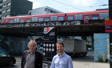 Mobilitätsdezernent Jochen Kral und Dr. David Rüdiger, Geschäftsführer CMD, haben die Mobilitätsstation an der S-Bahn-Haltestelle Rath-Mitte offiziell in Betrieb genommen © Landeshauptstadt Düsseldorf/Wilfried Meyer 