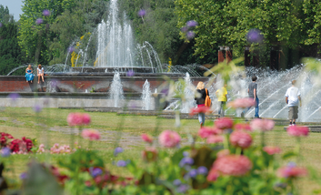 Wasserspiele im Brunnen bei den Blumen