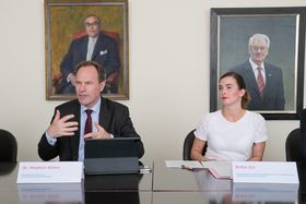 Oberbürgermeister Dr. Stephan Keller und Ordnungsdezernentin Britta Zur. Foto: Michael Gstettenbauer