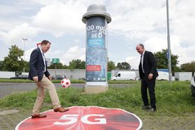 Warmspielen für die EM bei bester Netzabdeckung: OB Dr. Stephan Keller und Stephan Schneider von Vodafone freuen sich auf die EURO24 und über den Meilenstein beim 5G-Ausbau; Foto: Young