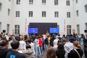 Rund 120 Schülerinnen und Schüler kamen am Montag, 6. Oktober 2025, erstmals zur Veranstaltung "DemokratieTag – Europas Zukunft gestalten" zusammen. Die Schülerinnen und Schüler besuchen das Görres Gymnasium und die Lore-Lorenz-Schule aus Düsseldorf, das Berufskolleg Südstadt Köln, das Berufskolleg Vera Beckers in Krefeld und das Berufskolleg Geldern. ©Viktor Suszek