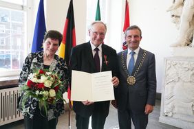 Gertrud Simons, Franz-Dieter Simons und Oberbürgermeister Thomas Geisel, Foto: David Young.