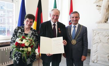 Gertrud Simons, Franz-Dieter Simons und Oberbürgermeister Thomas Geisel, Foto: David Young.