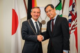 Oberbürgermeister Thomas Geisel mit dem japanischen Generalkonsul Ryuta Mizuuchi, Foto: Melanie Zanin.