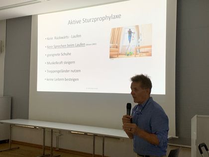 Referent gibt Infos zur Sturzprävention, Foto: Seniorenrat der Landeshauptstadt Düsseldorf