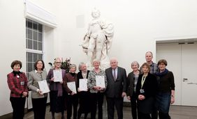 Bürgermeister Friedrich G. Conzen (7. von links) mit den Gästeführerinnen und Gästeführern im Rathaus