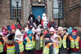 V.l.n.r.: Stadtdechant Ulrich Hennes, Oberbürgermeister Thomas Geisel, Nikolaus Josef Hinkel und Marietta Robles-Rivera vom Caritas-Hospiz in Garath mit den Kindern aus vier Kindertageseinrichtungen. Foto: Uwe Schaffmeister