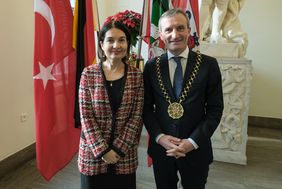 Die Generalkonsulin der Republik Türkei, Frau Ayşegül Gökçen Karaarslan, wurde am Donnerstag, 21. November, von Oberbürgermeister Thomas Geisel zu einem Antrittsbesuch im Rathaus empfangen. Foto: Michael Gstettenbauer