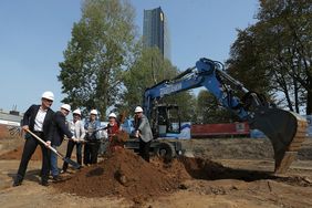 v.l.: OB Thomas Geisel, Dirk Baackmann (Stadtplanungsamt), Dr. Eva-Maria Illigen-Günther (SWD), Anne Kristin Bader (Fritschi + Stahl), Antonia Frey, Dr. Heinrich Labbert (beide SWD), Foto:SWD/Young