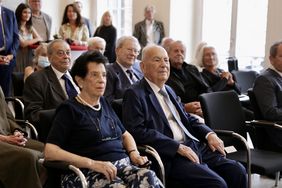 Cary und Dan Georg Bronner im Kreise der Gäste bei der Verleihung der Verdienstplakette. Foto: Landeshauptstadt Düsseldorf/ Ingo Lammert