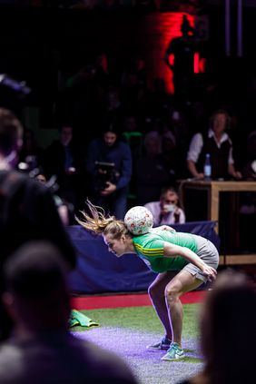 Eine Ballkünstlerin und Breakdancer prüften das neue Volunteer-Outfit direkt auf Herz und Nieren. Foto: Anna Mroz-Witkowska und Amaury Backhaus